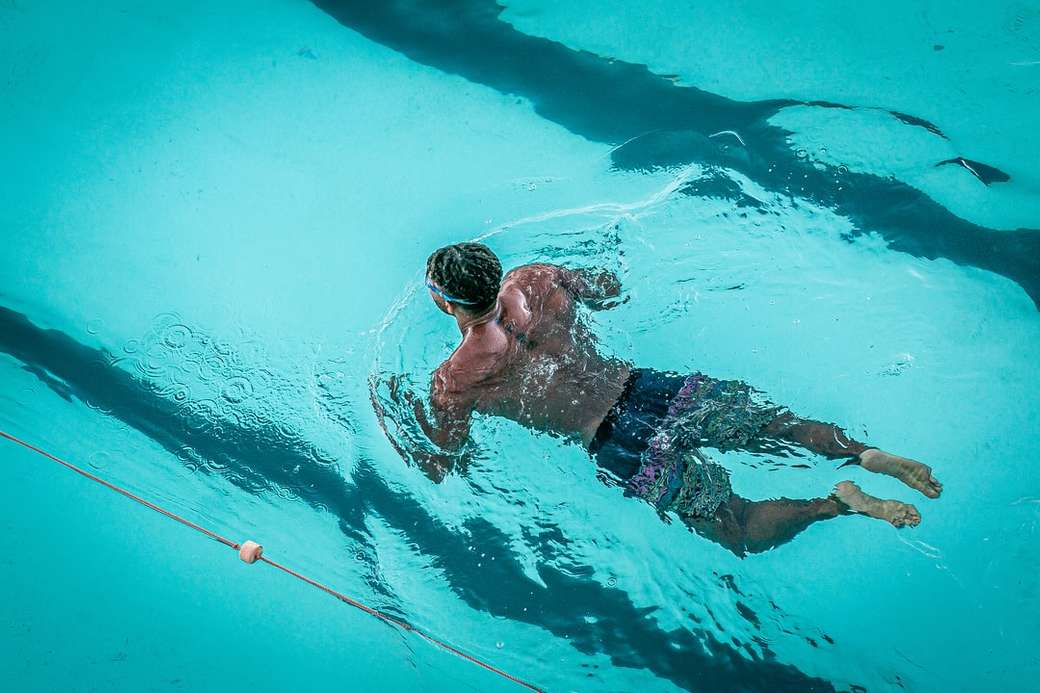 człowiek, pływanie w basenie puzzle online