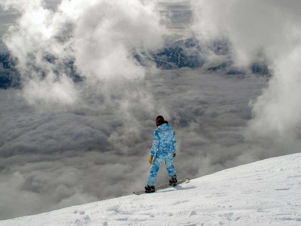 Snowboardzista na pochmurnym wzgórzu puzzle online