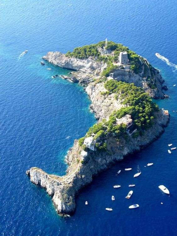 Wyspa u wybrzeża Amalfi, Włochy. puzzle online