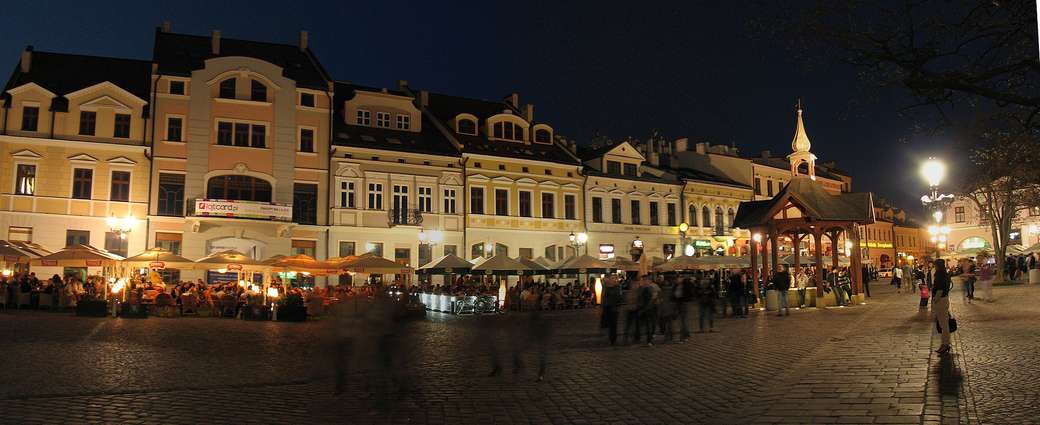 Rynek w Rzeszowie nocą puzzle online