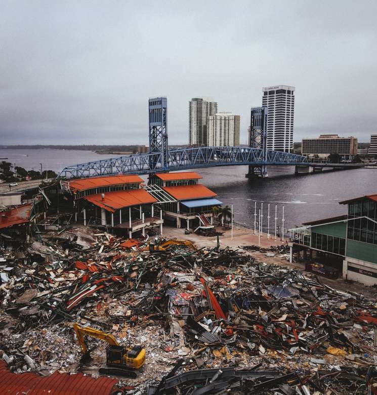 Rozbiórka w Jacksonville Landing z widokiem na most puzzle online