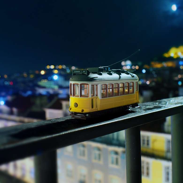 Miniaturowy tramwaj 28 w Lizbonie w Portugalii puzzle online