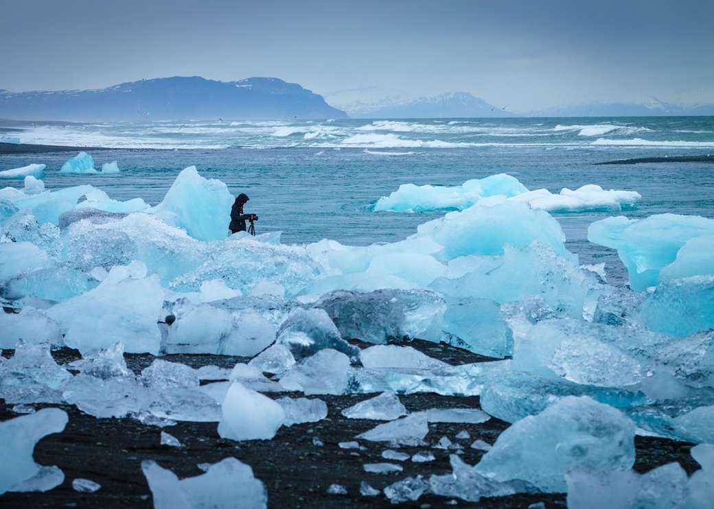 mężczyzna stojący na środku góry lodowej puzzle online
