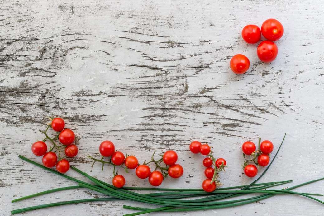 czerwone owoce cytrusowe na szarej powierzchni puzzle online