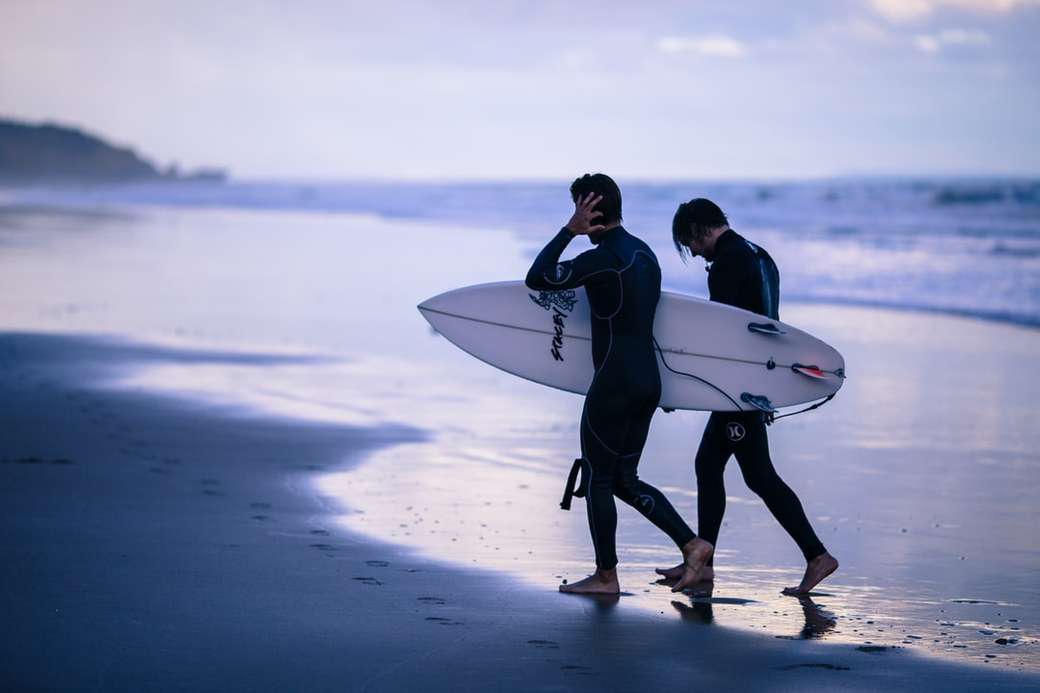 Surferzy na plaży w Torquay puzzle online