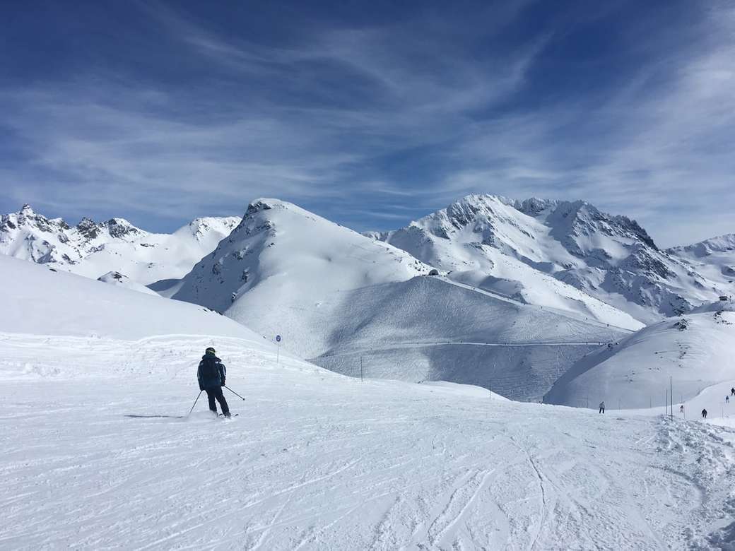 osoba jeżdżąca na nartach na zaśnieżonej górze puzzle online