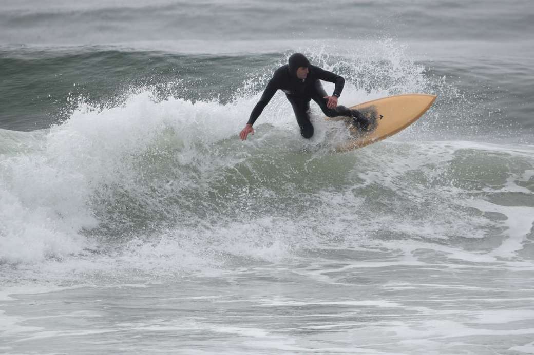 mężczyzna jedzie na desce surfingowej puzzle online