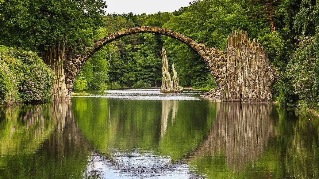 Kamienny most nad jeziorem puzzle online