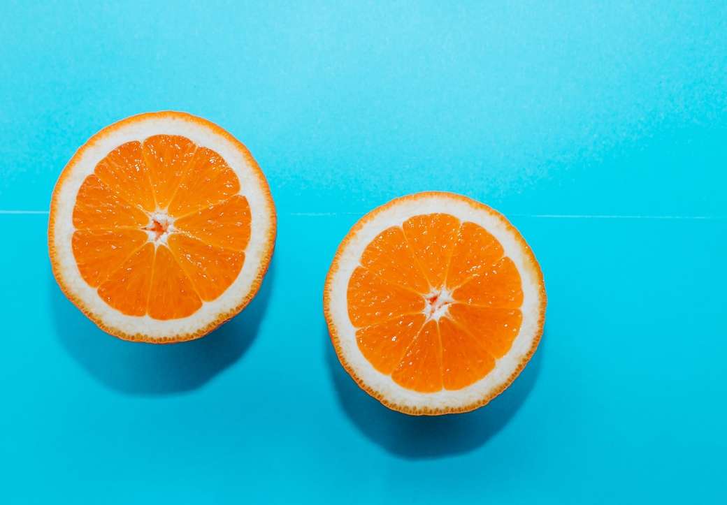 Pomarańcze na niebieskim tle. puzzle online