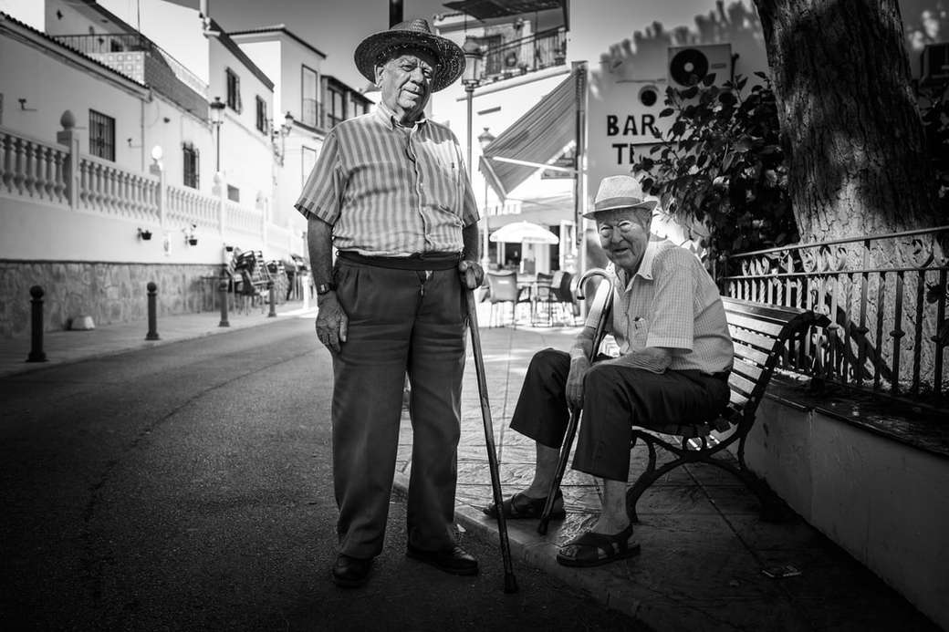 Dwóch starców w starożytnym mieście w Andaluzji w Hiszpanii puzzle online