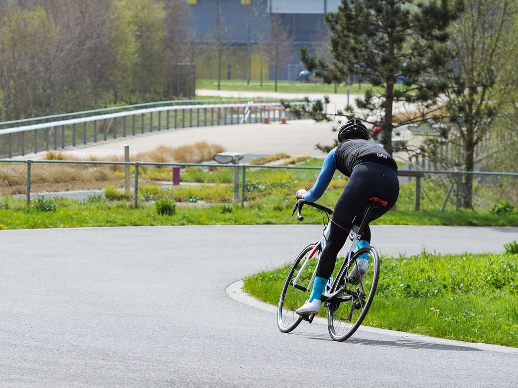 rowerzysta jedzie na rowerze puzzle online