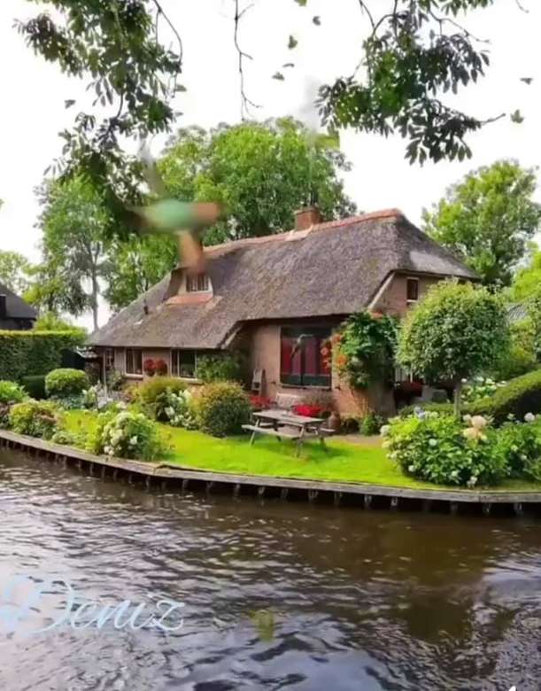 Piękny domek nad jeziorem puzzle online