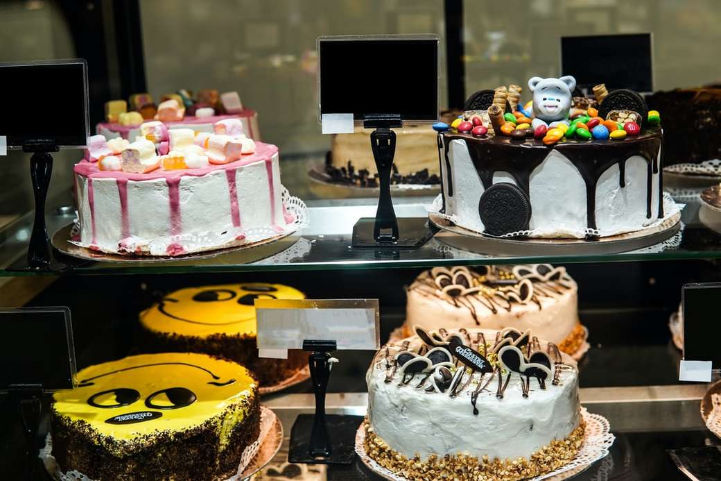 Ciasta stoją w piekarni puzzle online