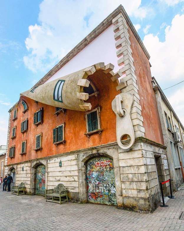 Budynek zapinany na zamek w Mediolanie puzzle online