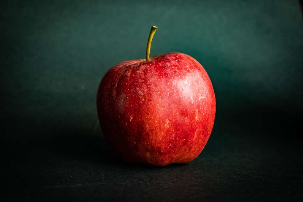 czerwone jabłko na czarnym materiale puzzle online