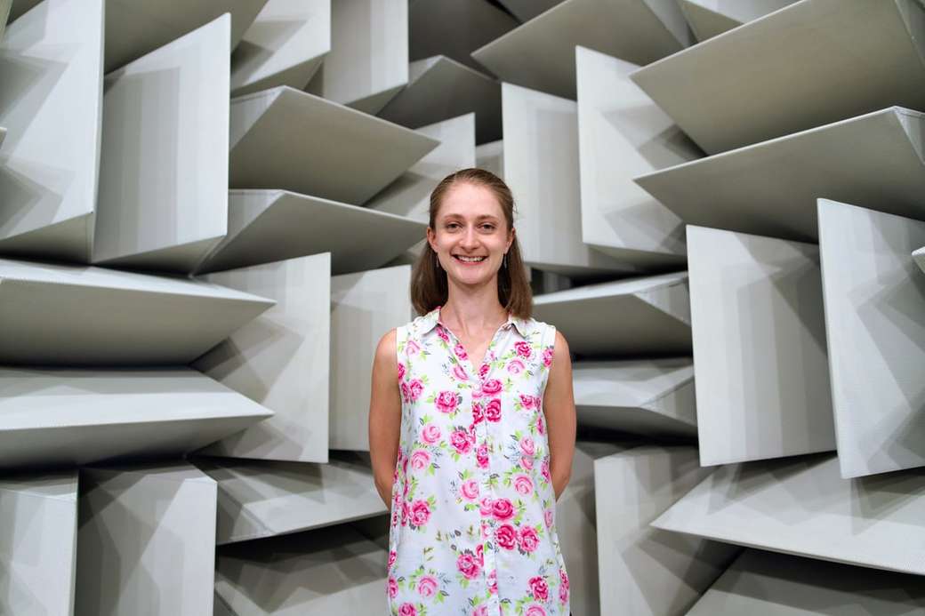 Kobieta inżynier hałasu i wibracji w komorze bezechowej puzzle online