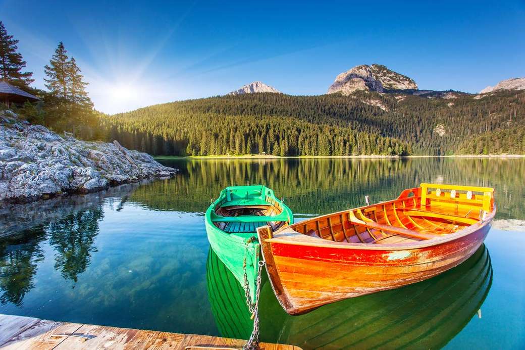 łódki na jeziorze o wschodzi słońca puzzle online