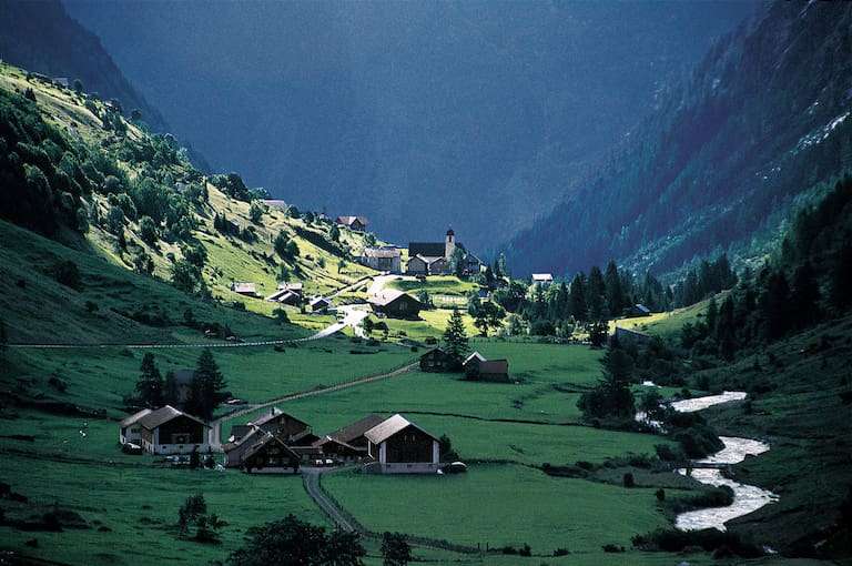 Wioska gór Uri w dolinie Szwajcarii puzzle online