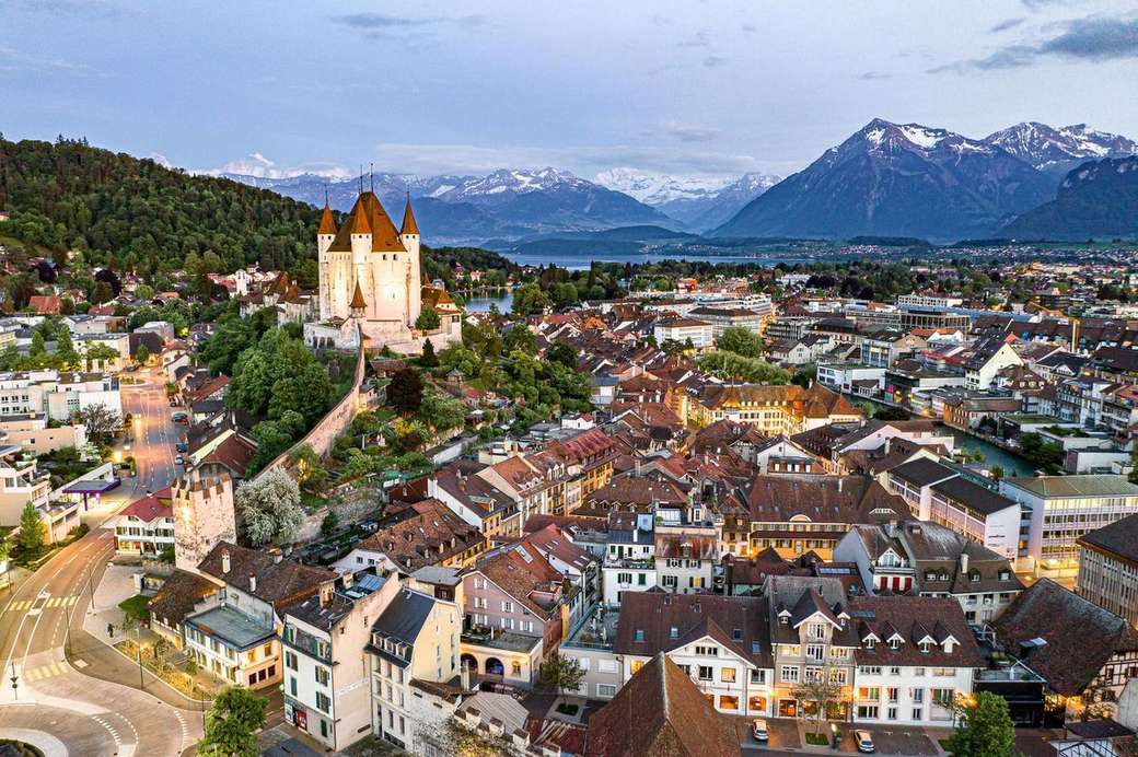 Thun nad jeziorem Thun w Szwajcarii puzzle online