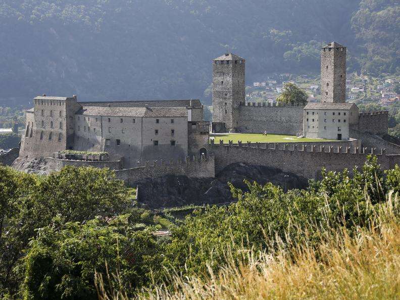 Zamek w Bellinzona Ticino puzzle online