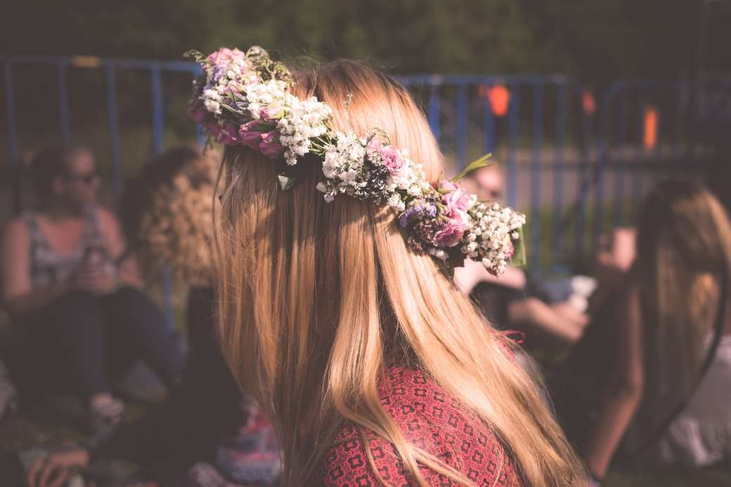 kobieta ubrana w kwiatowy akcent top puzzle online
