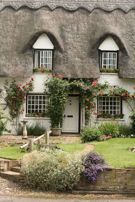 Romantyczny dom kryty strzechą puzzle online