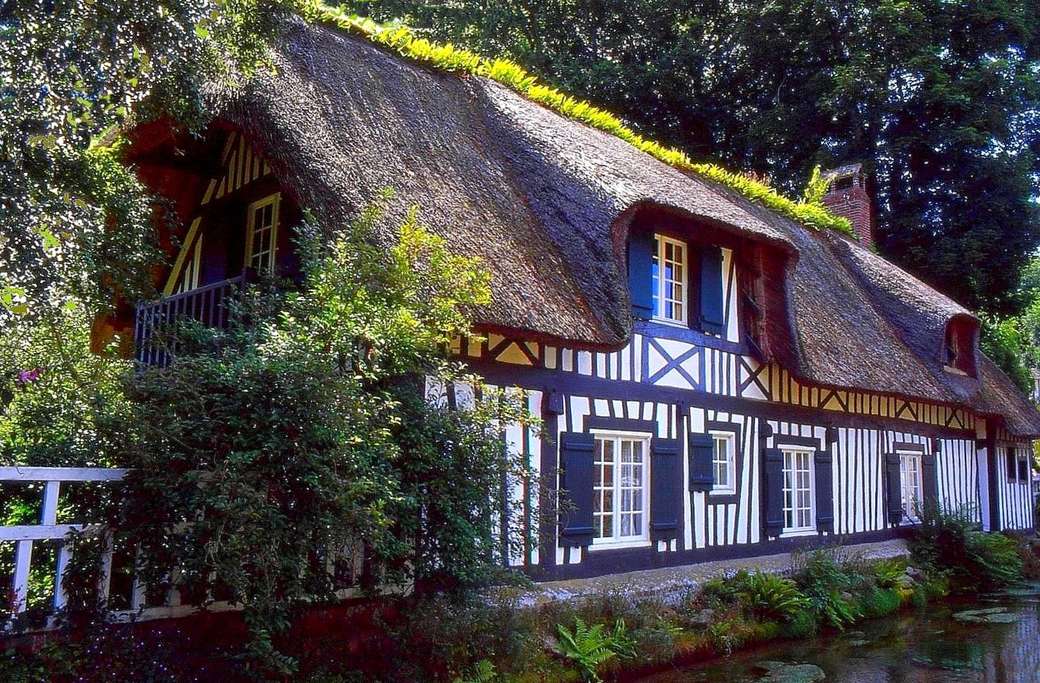 Коттедж с соломенной крышей в Нормандии пазл