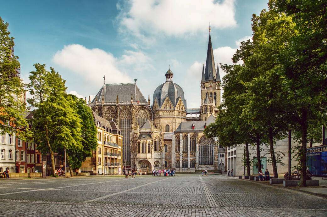 Katedra w Akwizgranie w Niemczech puzzle online