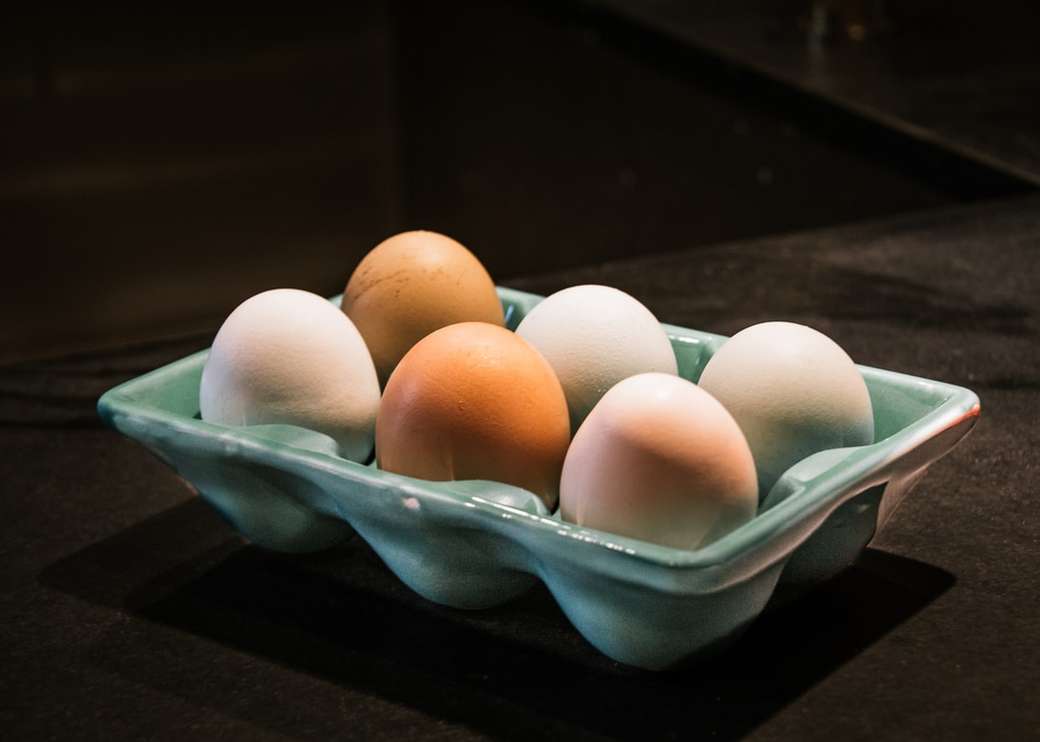 jednodniowe świeże jaja w gospodarstwie puzzle online