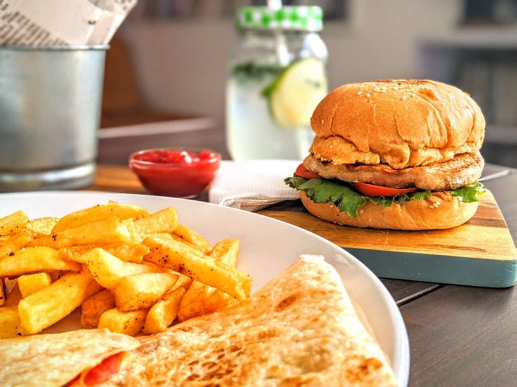 burger i frytki na białym talerzu ceramicznym puzzle online