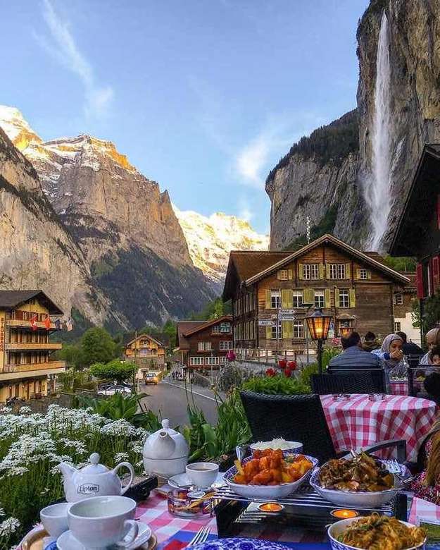 Obiad w Lauterbrunnen, Szwajcaria puzzle online