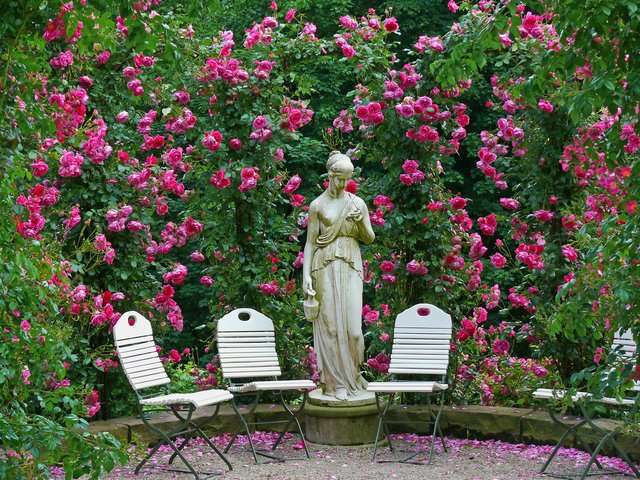 Ogród różany w Baden Baden z posągiem puzzle online