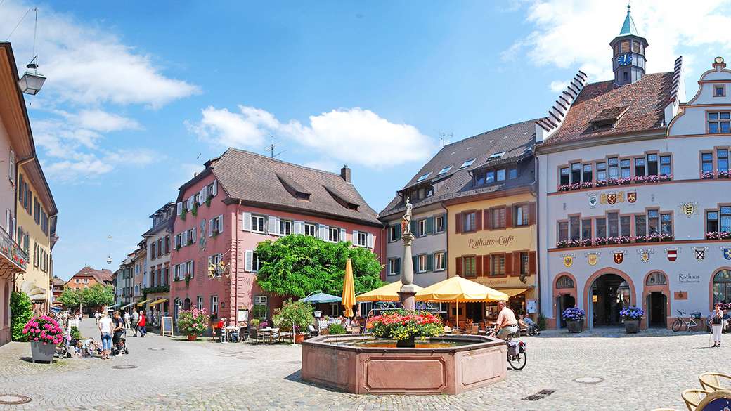 Rynek w Staufen z zabytkowymi kamienicami puzzle online