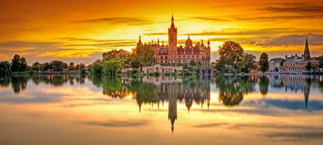 Zamek Schwerin w wieczornym nastroju puzzle online