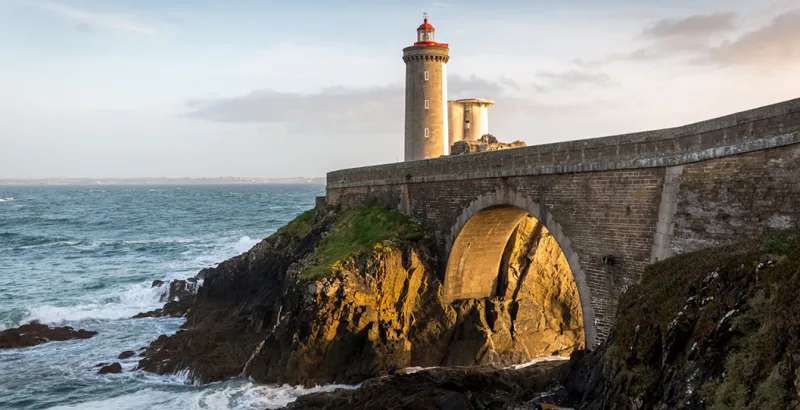 Bretania Dzikie wybrzeże z latarnią morską puzzle online