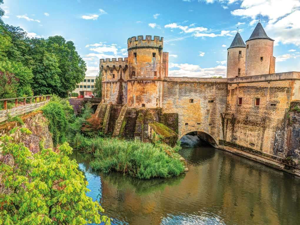 Kompleks zamkowy Metz nad rzeką puzzle online