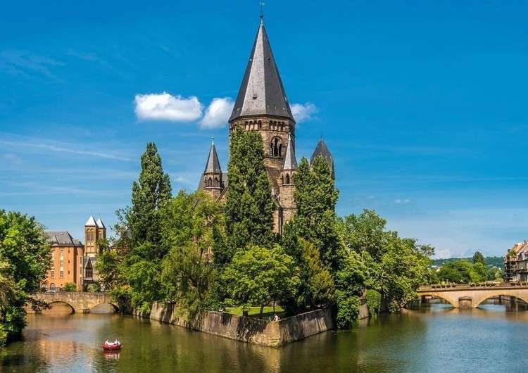 Wyspa Metz z kościołem na rzece puzzle online