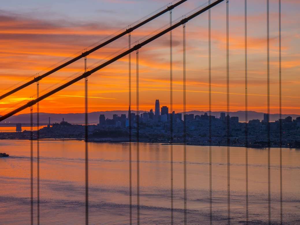 widok na panoramę miasta podczas zachodu słońca puzzle online