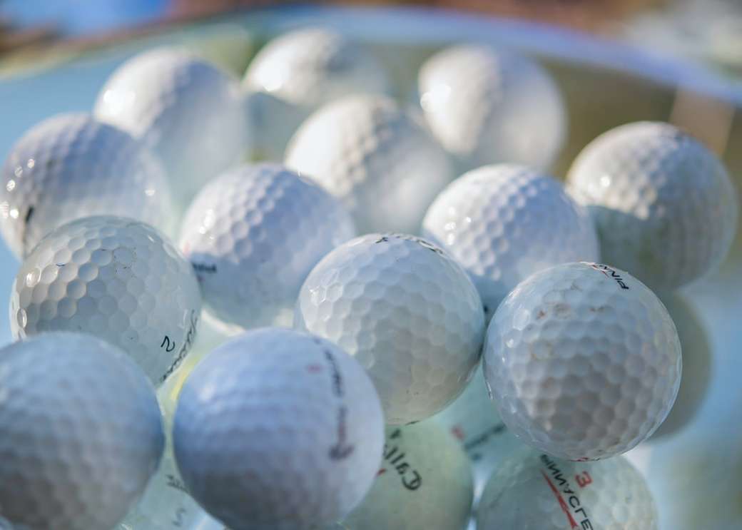 Kolekcja piłek golfowych z bliska. puzzle online
