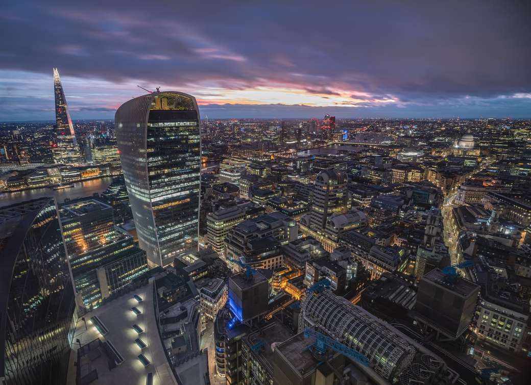 panorama města v noční době online puzzle
