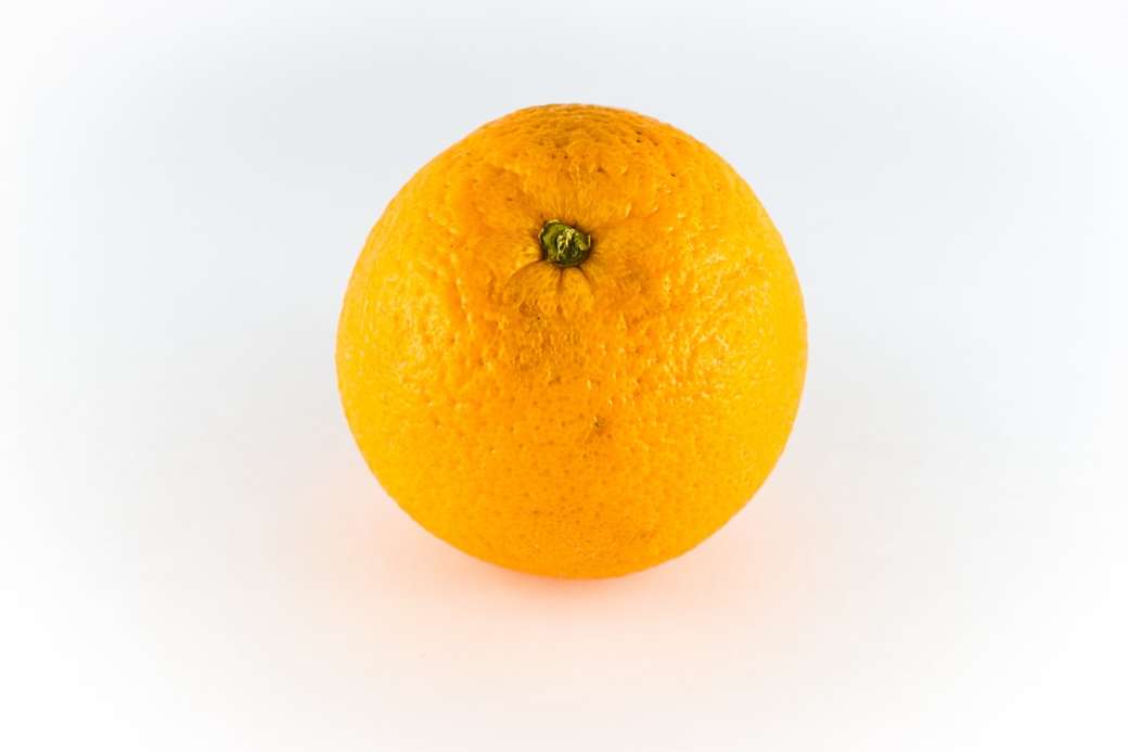 pomarańczowe owoce na białej powierzchni puzzle online
