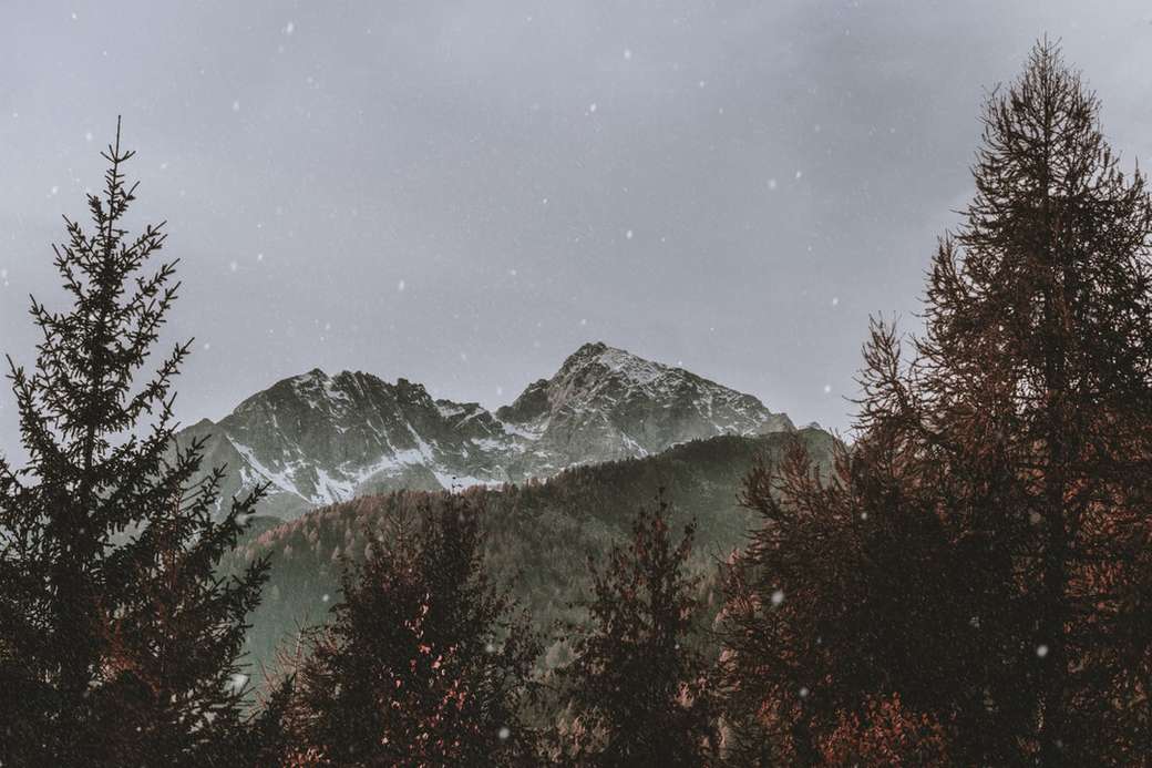 fotografia krajobrazowa zaśnieżonej góry puzzle online
