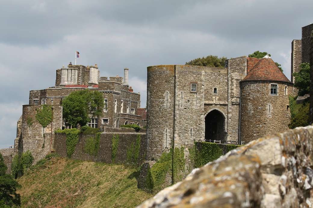 Angielski port w Dover z zamkiem nad miastem puzzle online