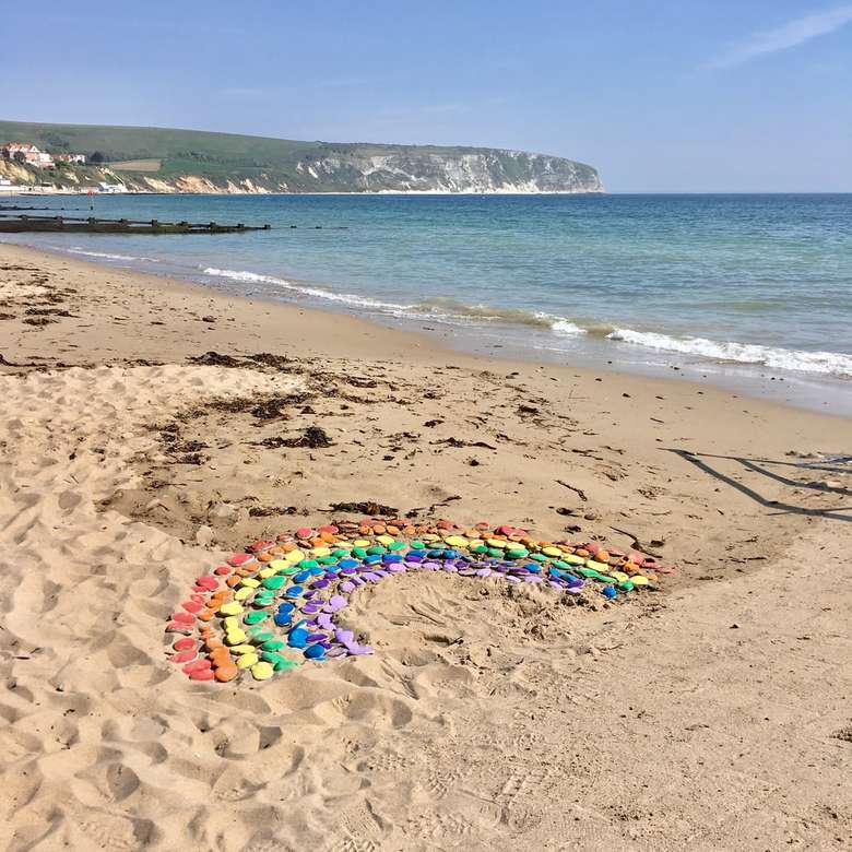 niebiesko-zielony i fioletowy gumka na brzegu plaży w ciągu dnia puzzle online