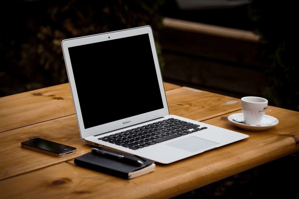 laptop Macbook na biurku puzzle online