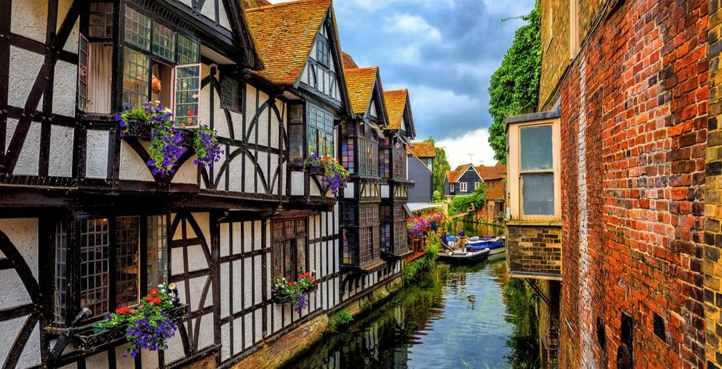 Stare domy w Canterbury nad kanałem puzzle online