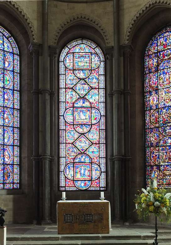 Katedra w Canterbury w środku z witrażami puzzle online