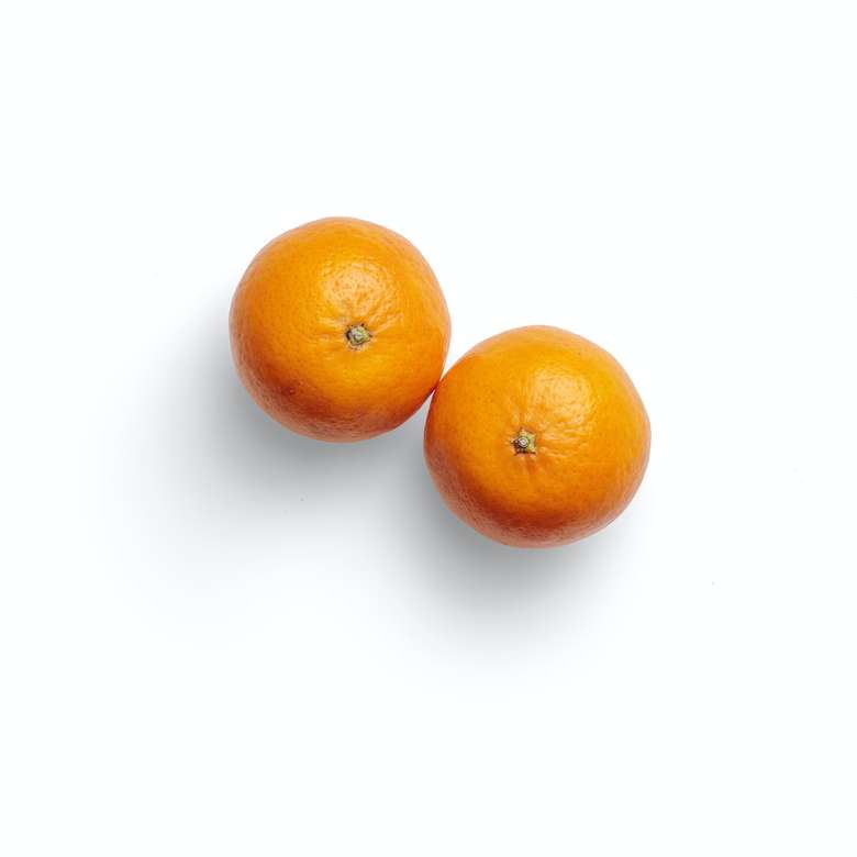 2 pomarańczowe owoce na białej powierzchni puzzle online