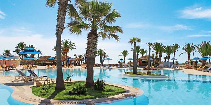 tunisie, piscine à l'hôtel puzzle