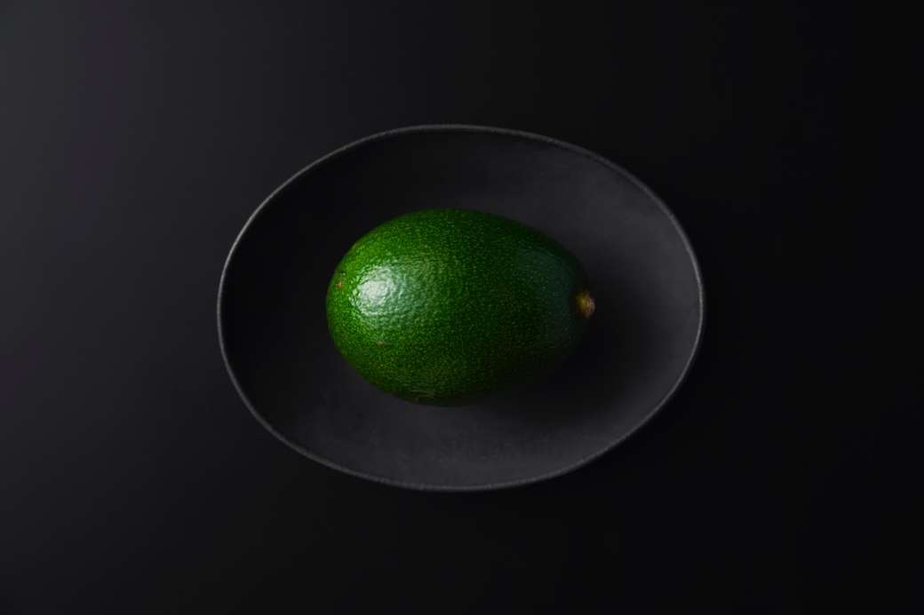 zielone okrągłe owoce na czarnej powierzchni puzzle online